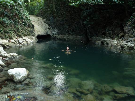 Refrescando-se no maior poço dos Siete Altares, em Livingston, no litoral da Guatemala